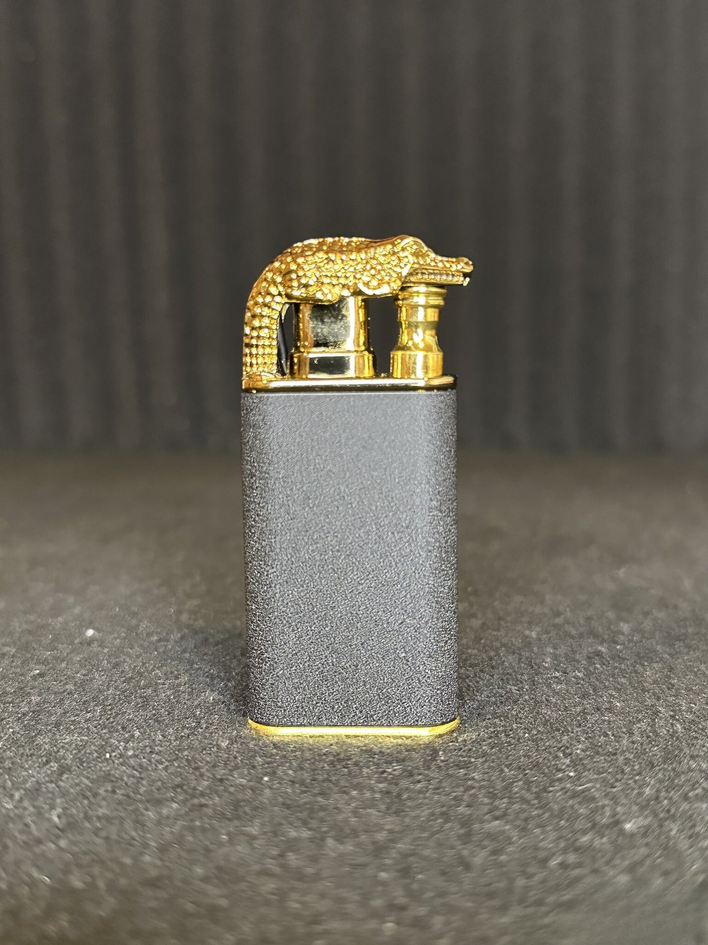 ولاعة قابلة لإعادة الشحن، جاهزة للاستخدام في لحظة